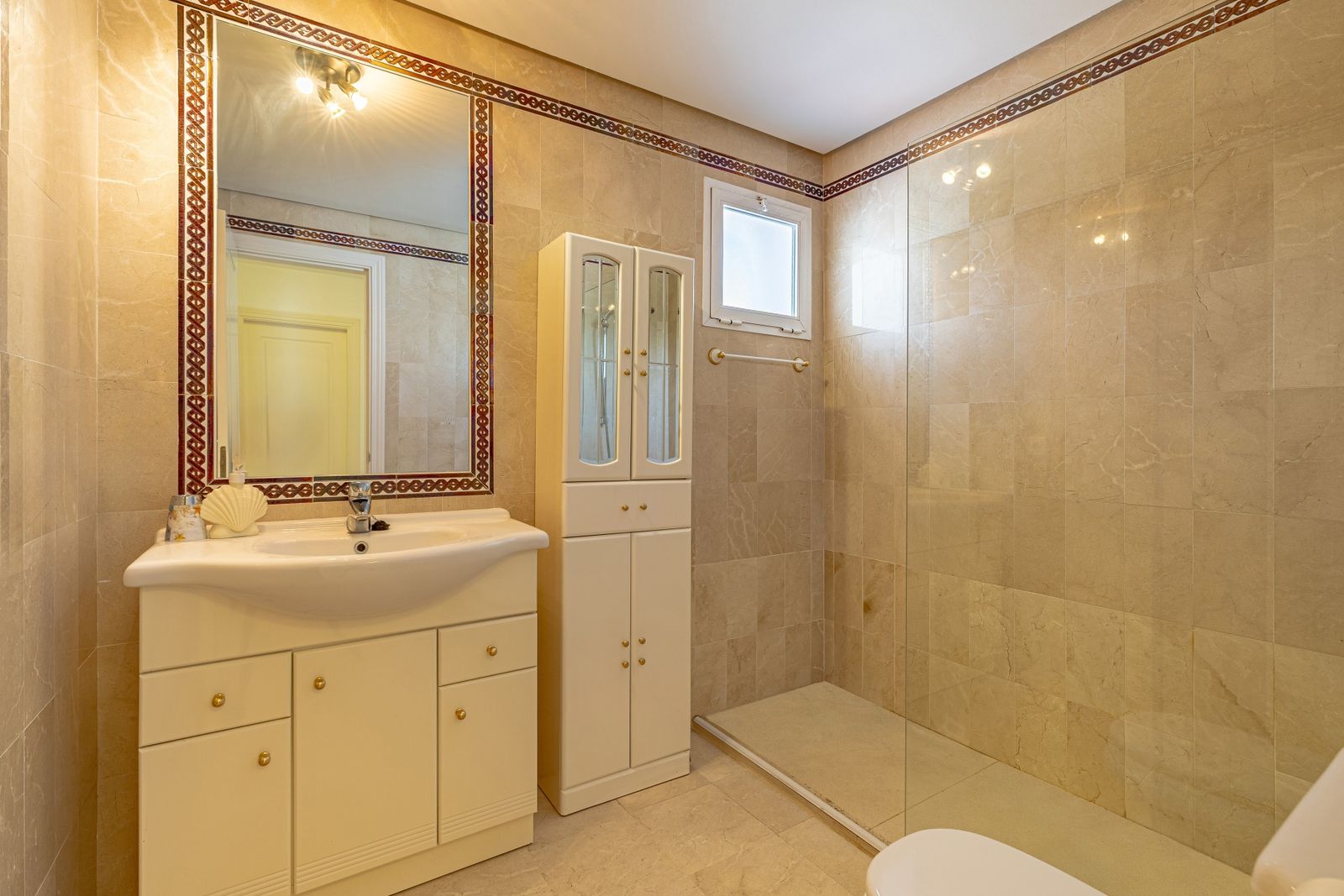 Badezimmer mit Badewanne und Dusche