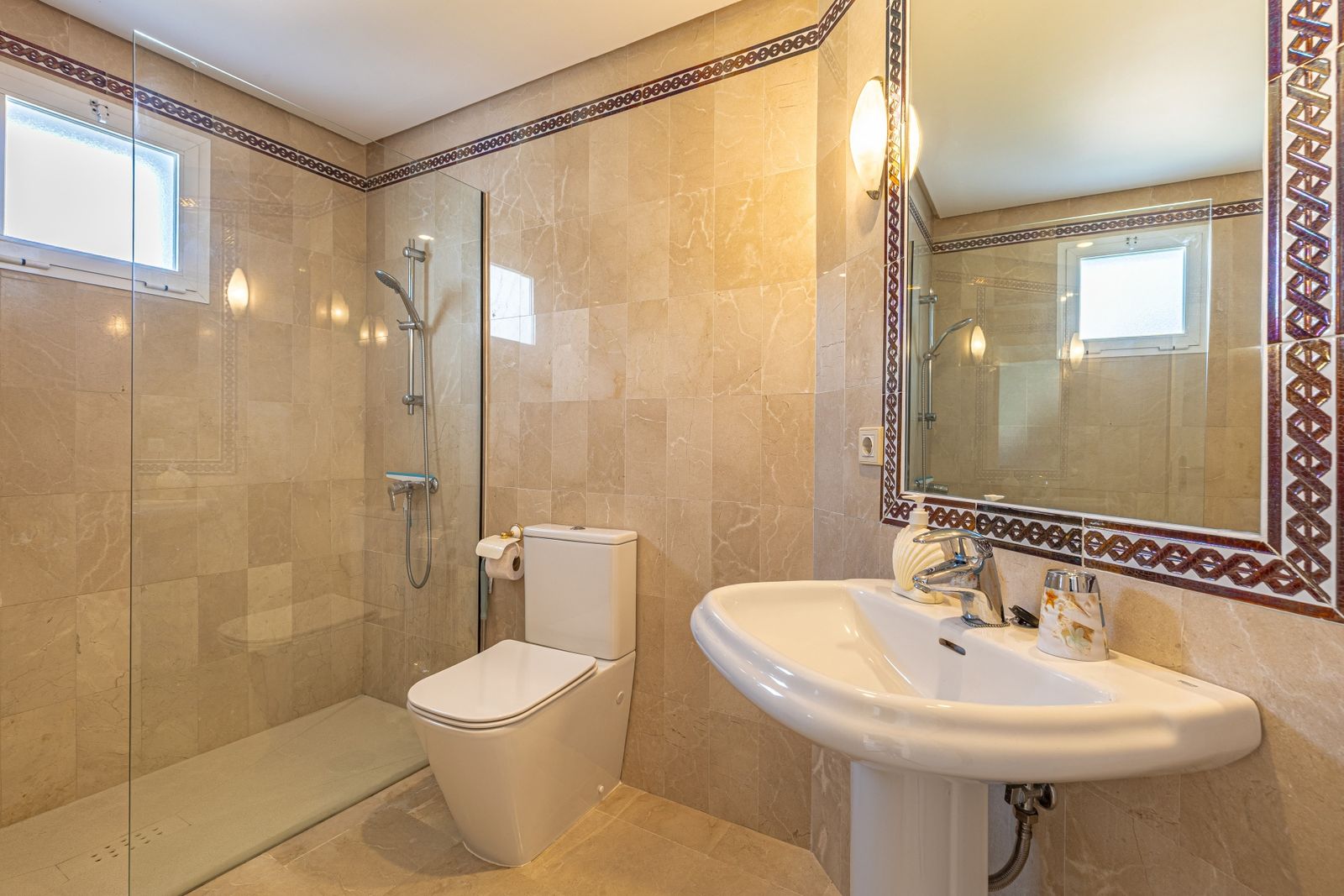 Badezimmer mit ebenerdiger Dusche