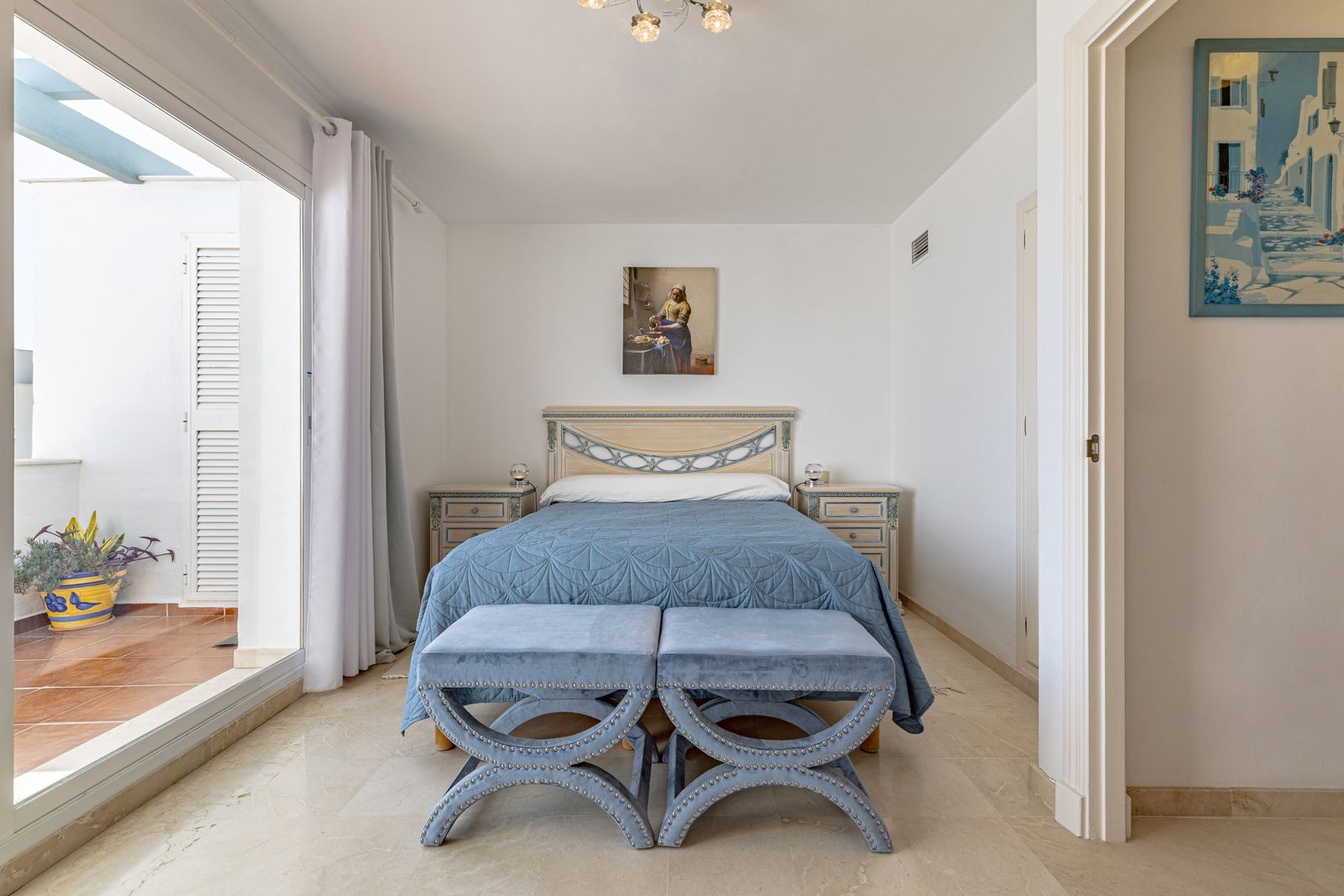 Hauptschlafzimmer mit Türen zur privaten Terrasse