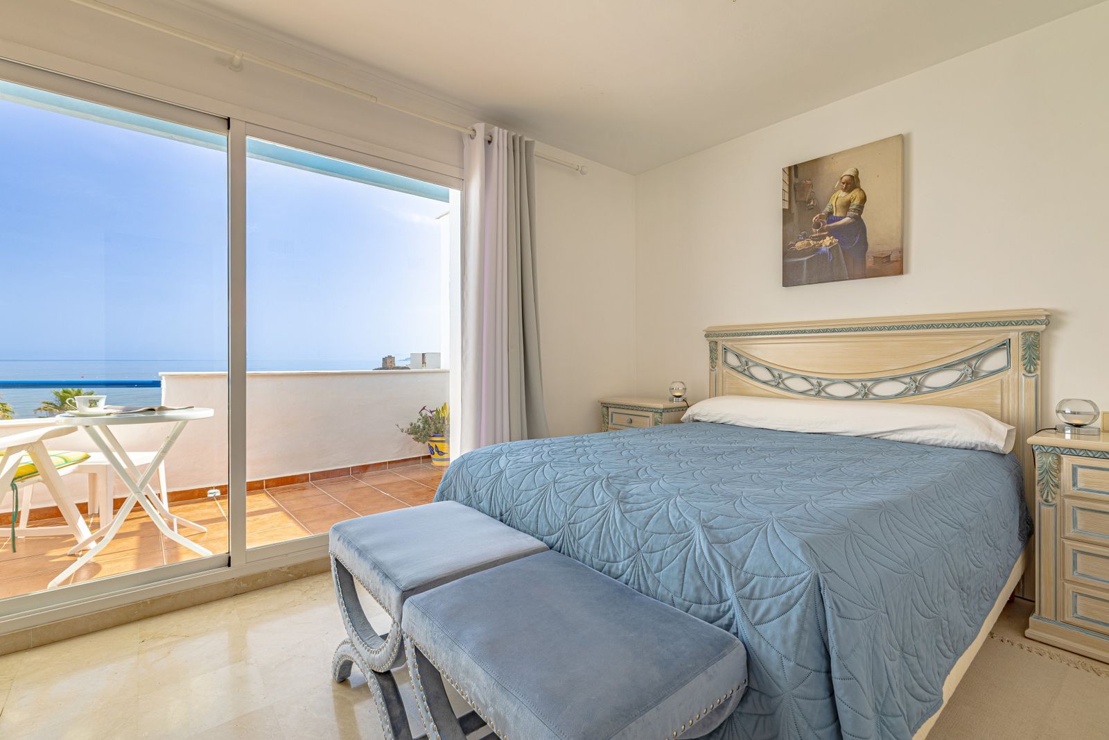 Hauptschlafzimmer mit Doppelbett und Meerblick