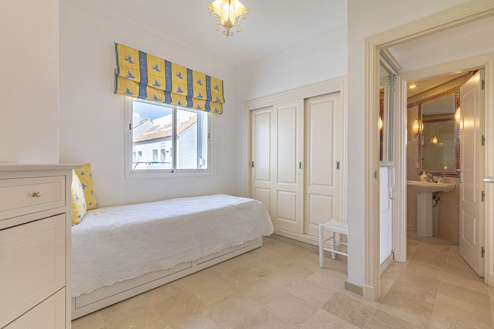 Zweites Schlafzimmer mit ausklappbarem Bett neben dem eigenen Bad