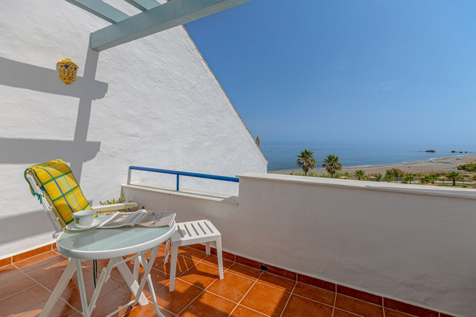 Weitere Terrasse mit Sonnenliegen