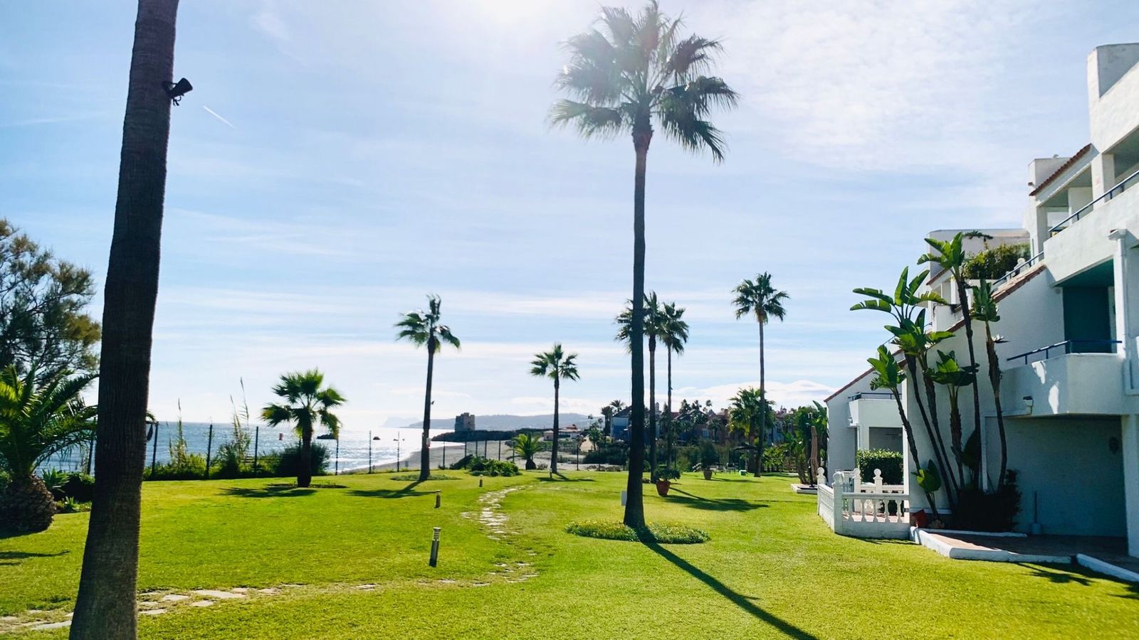 Gartenweg, der zum Strand führt